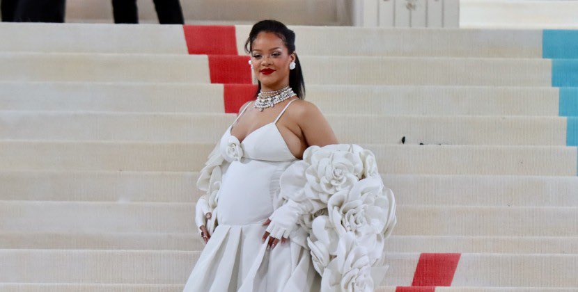 Rihanna Met Gala 2023-ə gəlinlik paltarında çıxdı - FOTO