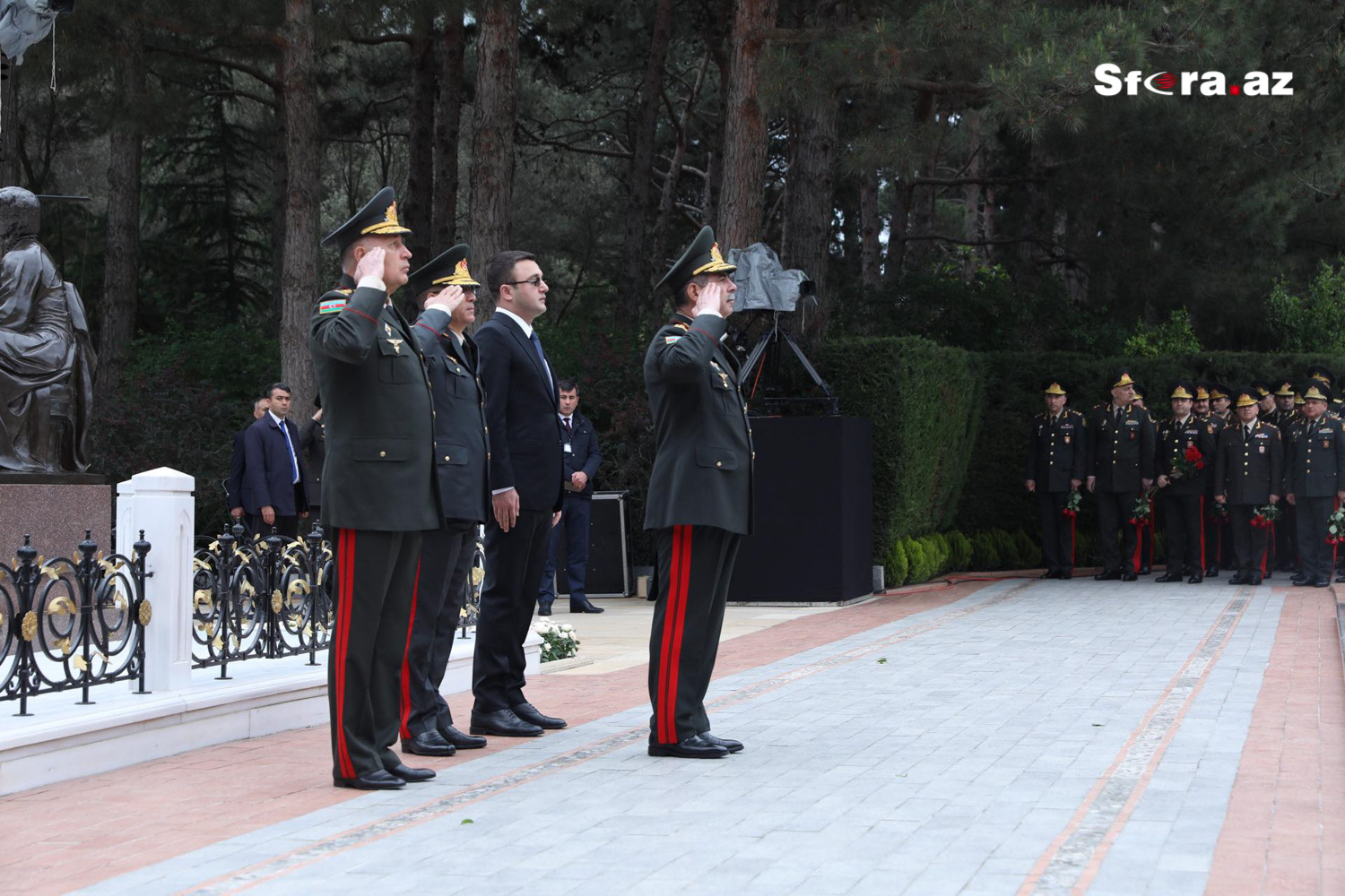 Müdafiə Nazirliyinin rəhbər şəxsləri Ümummilli Lider Heydər Əliyevin məzarını ziyarət etdilər - FOTOLAR
