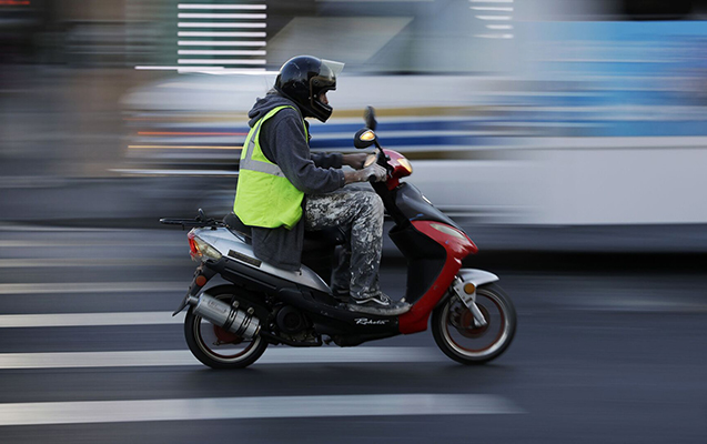 Bakı prospektində FACİƏ: Maşınından düşərkən moped vurub öldürdü