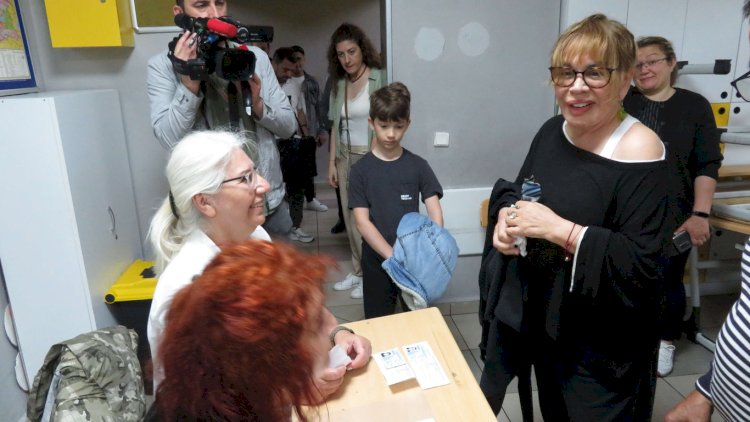 Sezen Aksu səs verdi, möhürü qaytarmağı unutdu