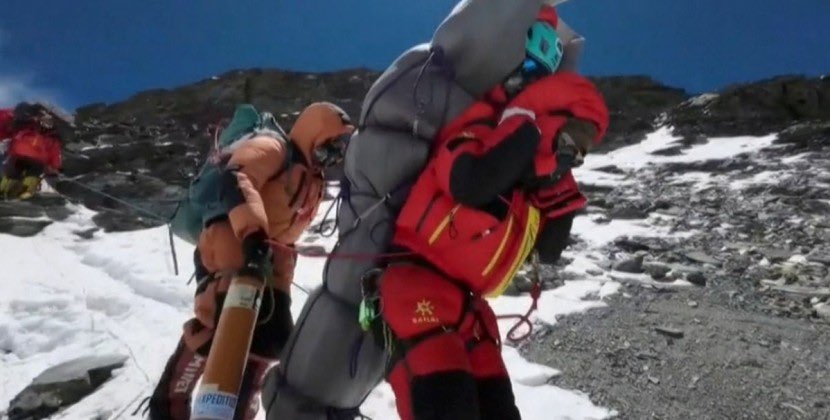 Mümkün olmayan missiya - Donmuş alpinist Everestdəki “ölüm zonasından” xilas edildi - FOTO
