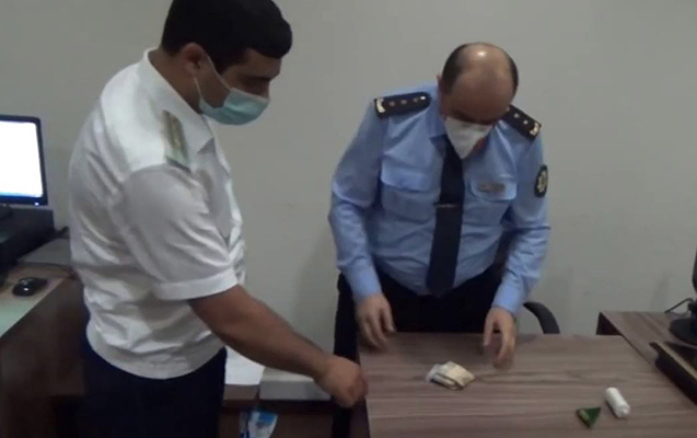 Rüşvət alarkən tutulan gömrük polkovniki azadlığa buraxıldı - VİDEO