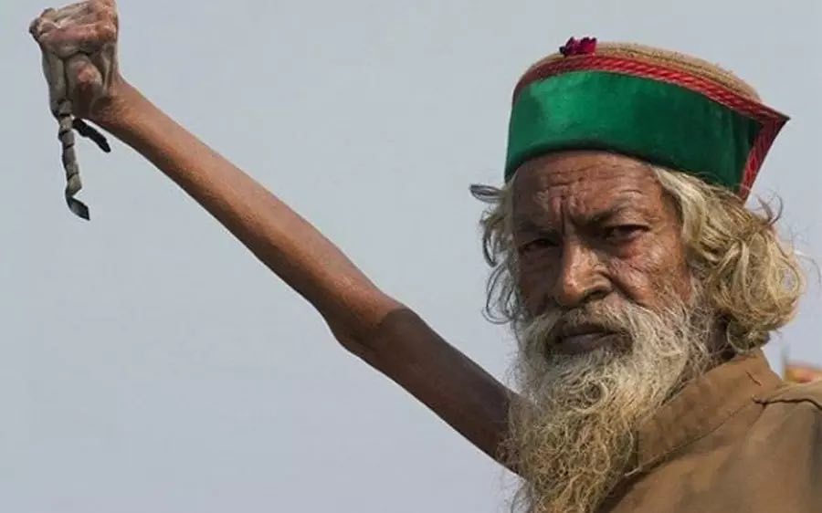 45 il fasiləsiz sağ əlini havada saxlayan Bharatinin hekayəsi - FOTO