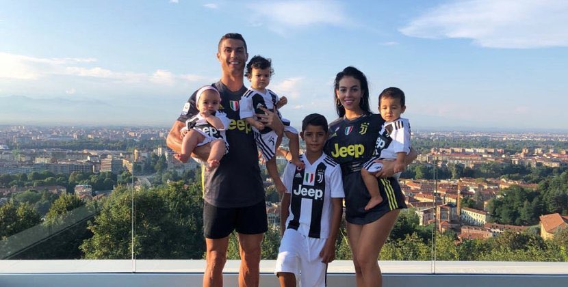 Kriştiano Ronaldo əkizlərini ad günü münasibətilə təbrik etdi - FOTO