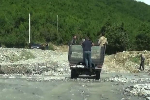 Azərbaycanda sel kəndin yeganə girişi olan körpünü aparıb - VİDEO