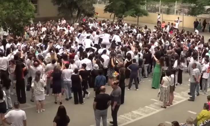 11-cilərin bu görüntüsü tənqid edildi: Müəllimlər də alqışlayıb - VİDEO