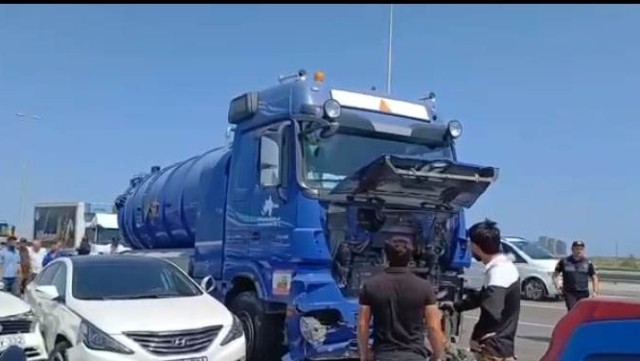 Bakı-Qazax yolunda zəncirvari qəza: 10-a yaxın maşın toqquşdu - VİDEO