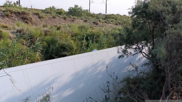 Sabirabadda TIR yoldan çıxaraq kanala AŞDI