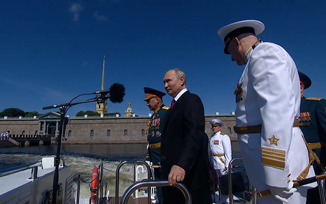 Putin Sankt-Peterburqda keçirilən paradda - Fotolar