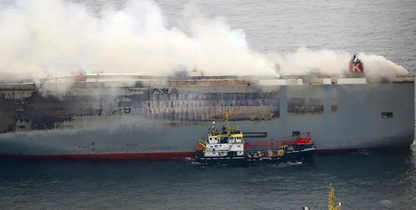 Hollandiyada avtomobili ilə birlikdə yanmış gəmi təhlükəsiz yerə çıxarıldı