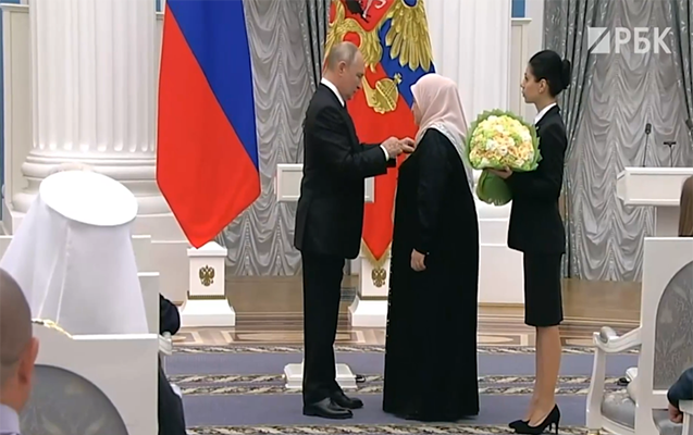 Putin Kadırovun anasını təltif etdi