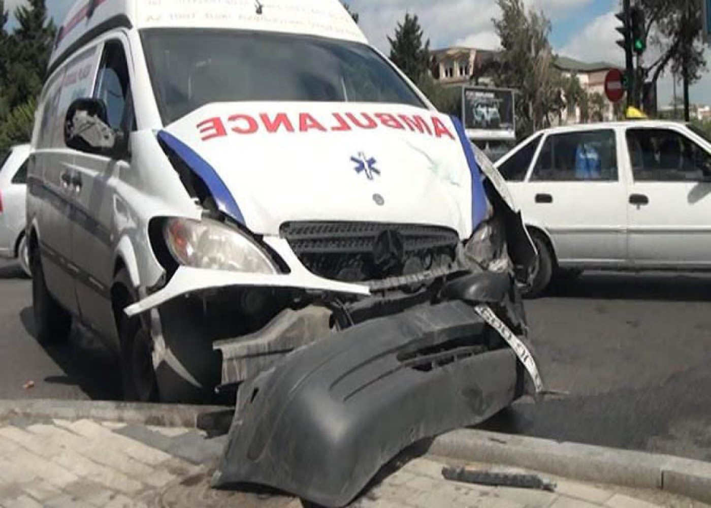Təcili yardım avtomobili qəzaya uğradı - Xəsarət alanlar var