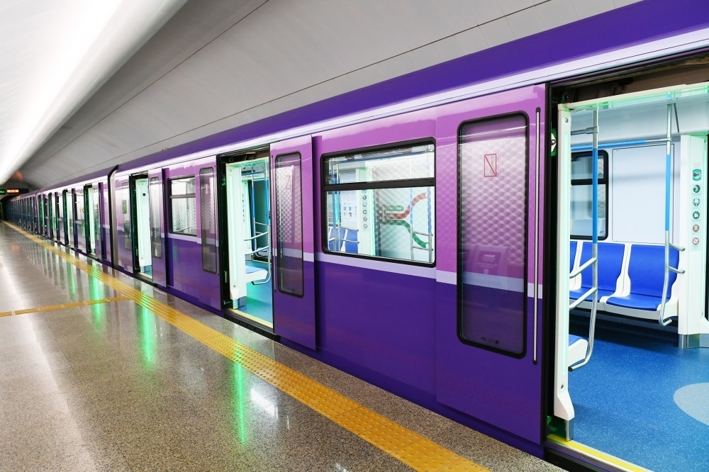 Metroda qəribə hadisə: Ərini başqası ilə görən qadın görün nə etdi - VİDEO