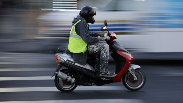 Moped sürənlərin DİQQƏTİNƏ: Sürücülük vəsiqəsi tələb olunur