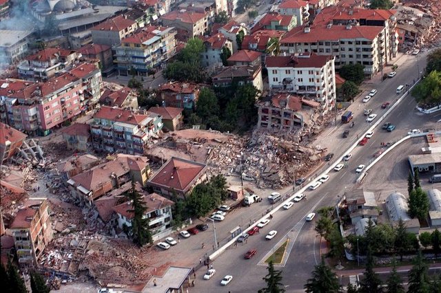 İstanbulda tarixi bina çökdü, ölən var- YENİLƏNDİ