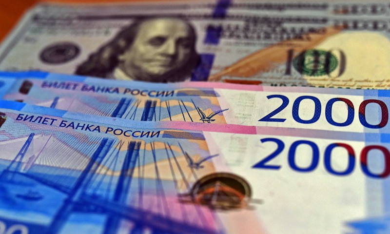 Rusiya valyutası bir qədər də ucuzlaşdı: 1 dollar 100 rublu ötdü