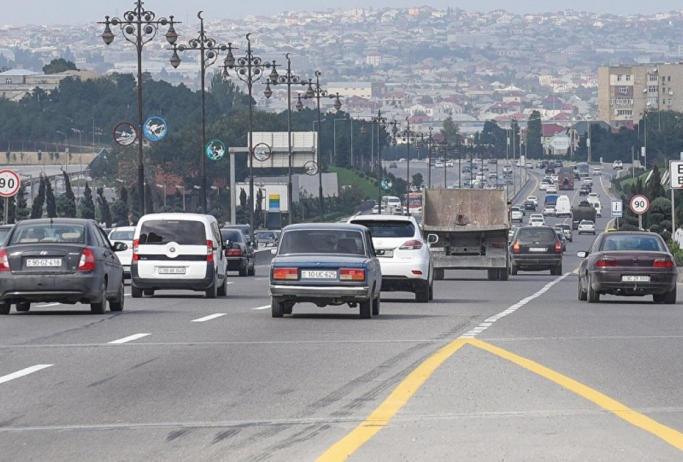 Bakı-Sumqayıt yolunda avtomobil aşıb, tıxac yaranıb - FOTO