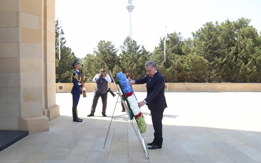 Özbəkistan Prezidenti şəhidlərin xatirəsini ehtiramla yad etdi - FOTO