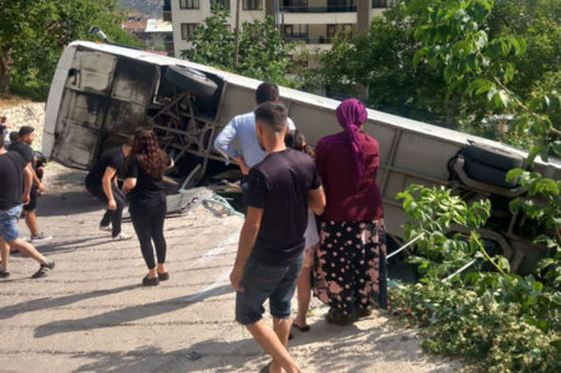 Türkiyədə turistləri daşıyan avtobus aşıb - FOTO