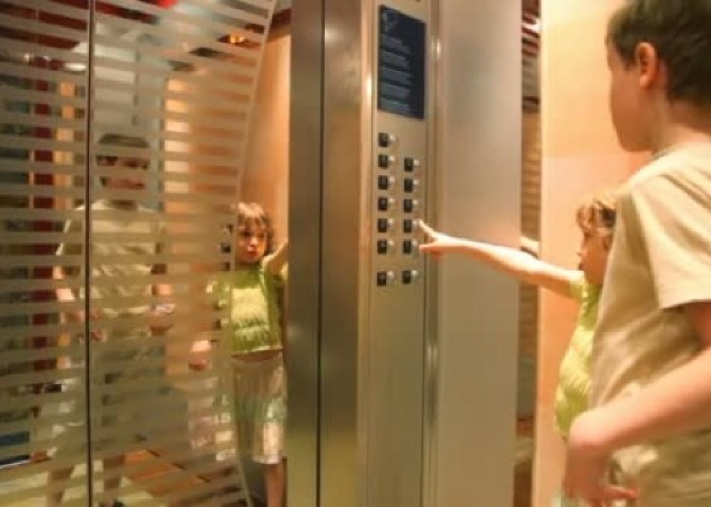 Bakıda 2 uşaq liftdə qaldı