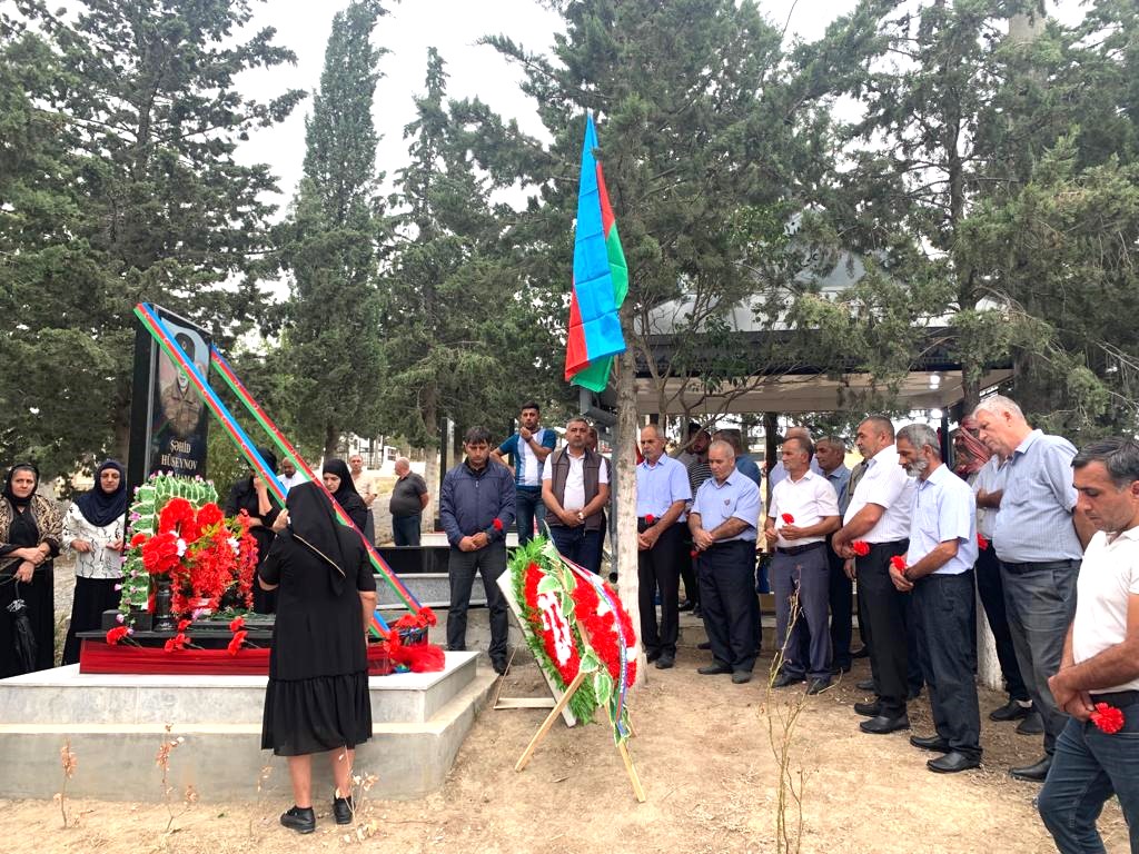 Şəhid İlham Hüseynovun ad günü məzarı önündə qeyd olundu - FOTO