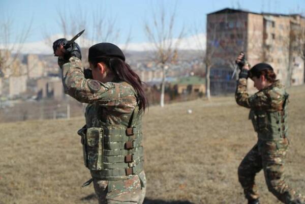 Ermənistanda qadınlar ordu sıralarına qoşulacaq - Paşinyan AÇIQLADI