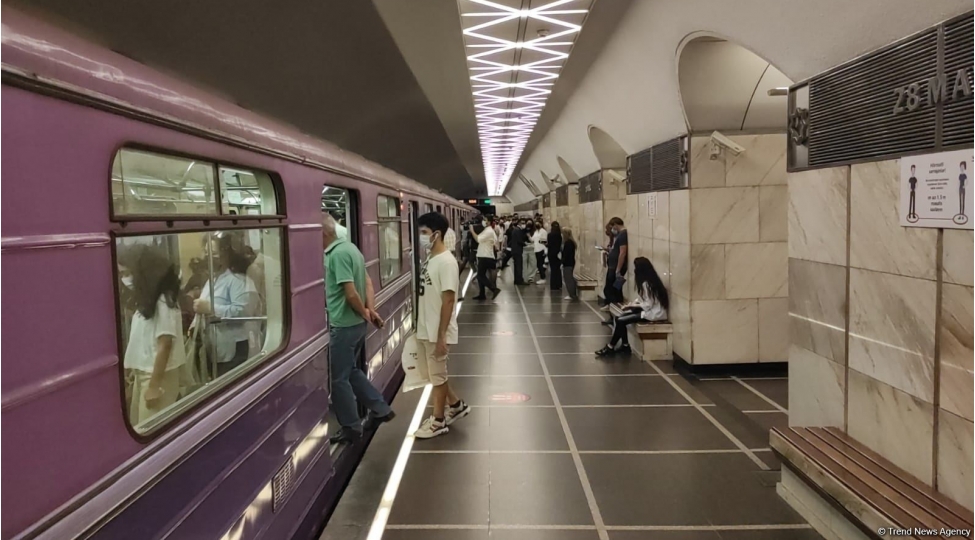 Metronun bu stansiyasında qatarların hərəkət cədvəli dəyişdirilir