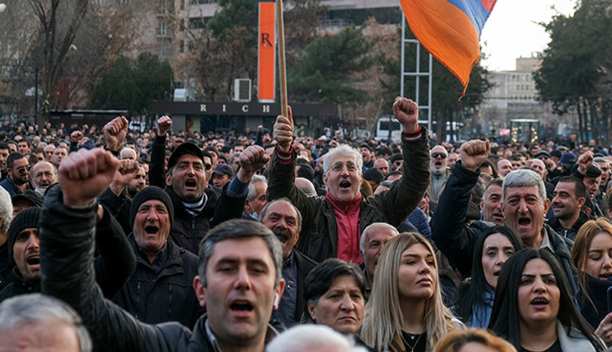 İrəvanda Paşinyanın istefası tələbi ilə mitinq keçirənlər küçələri bağlayır