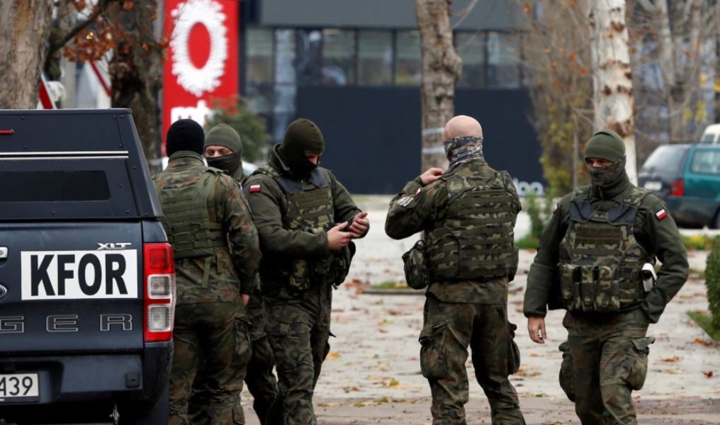 Kosovo snayperi serbləri vurdu - Vuçiç şuranı topladı