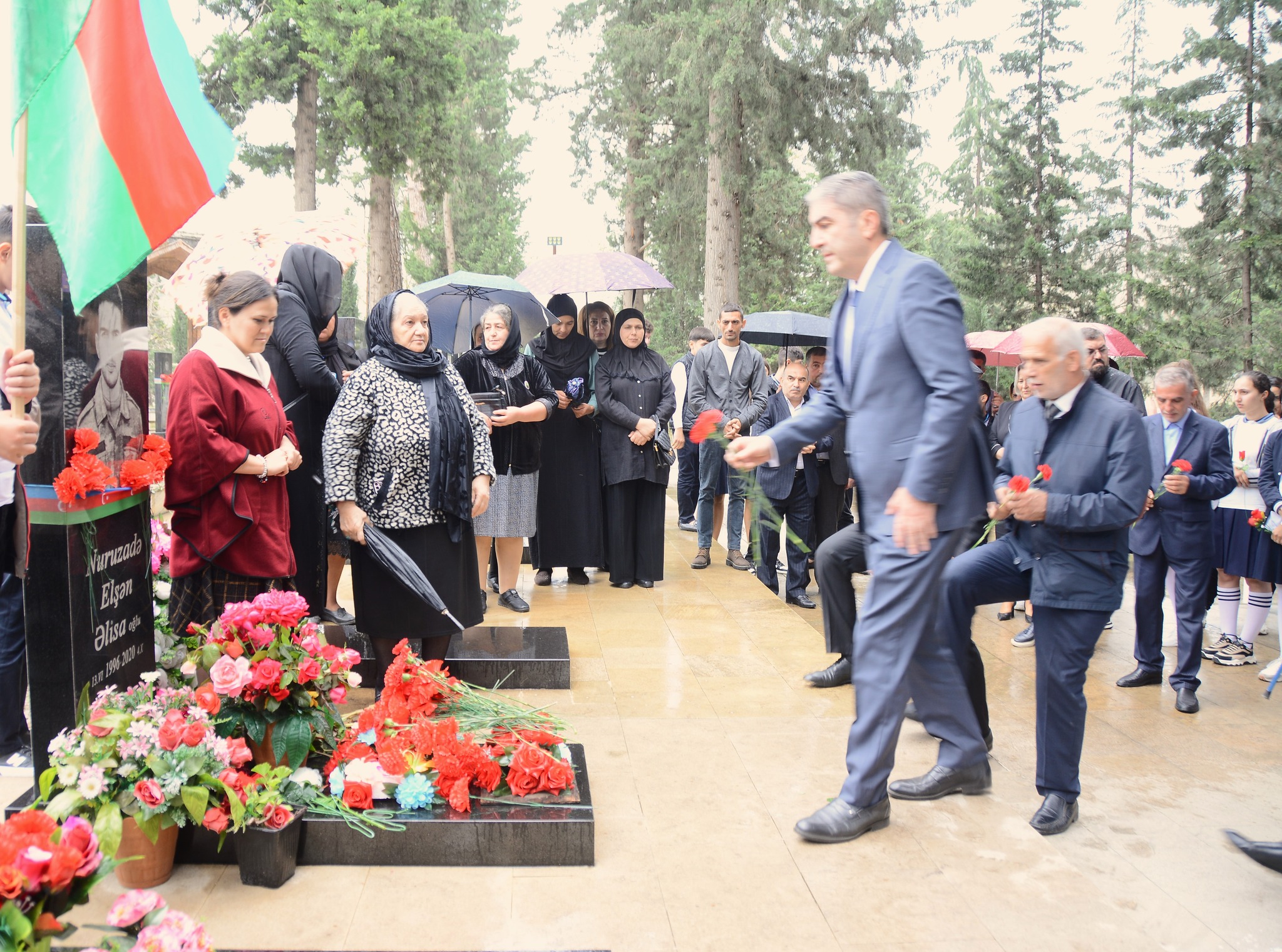 Elşən Nuruzadənin üçüncü ildönümü məzarı önündə qeyd olundu - FOTO