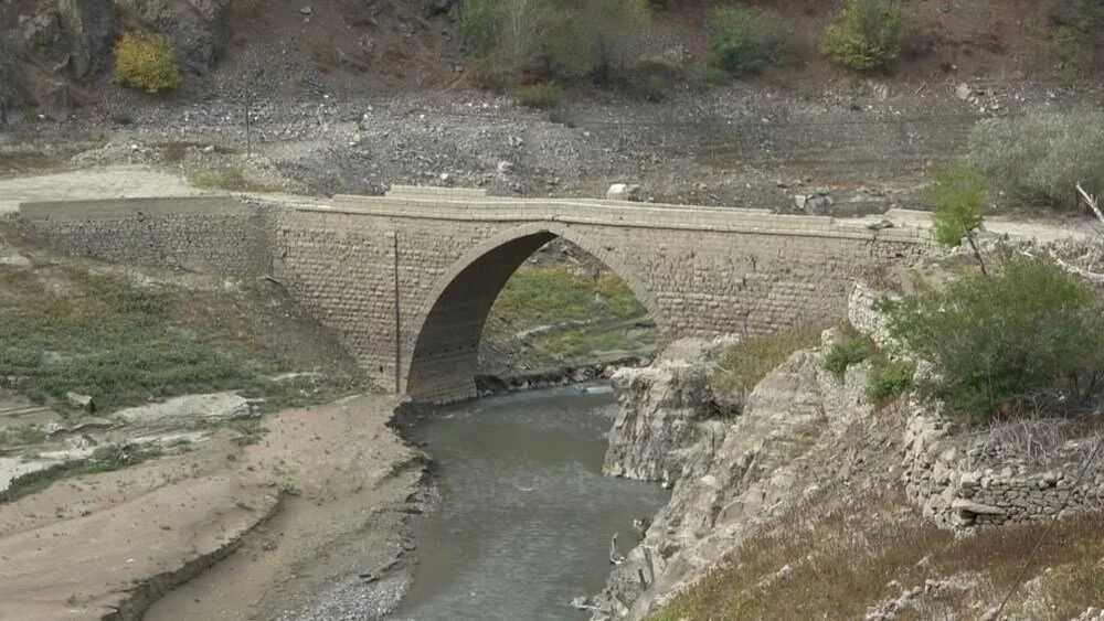 Bəndin suyu çəkildi, tarixi körpü üzə çıxdı - FOTOLAR