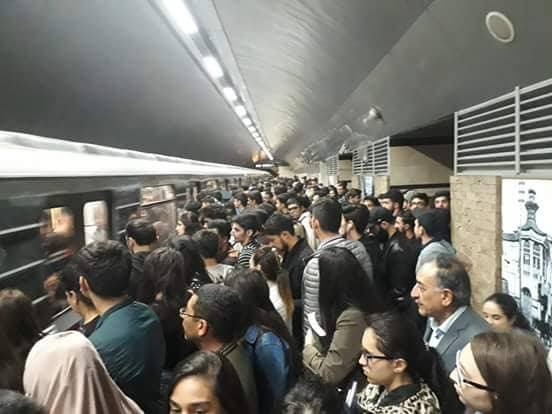 Bakı metrosunda gecikmə və sıxlıq: Nə baş verir ? - FOTO