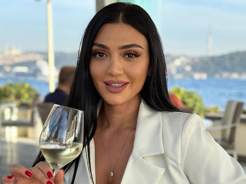 Azərbaycanlı müğənni görüşə yarıçılpaq vəziyyətdə getdi - FOTO