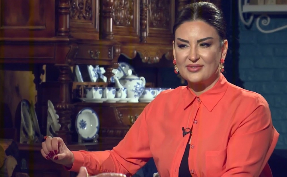 Aparıcı ilə \