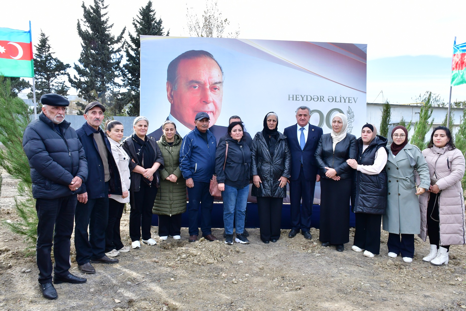 Abşeronda genişmiqyaslı ağacəkmə aksiyası keçirilib - FOTOLAR