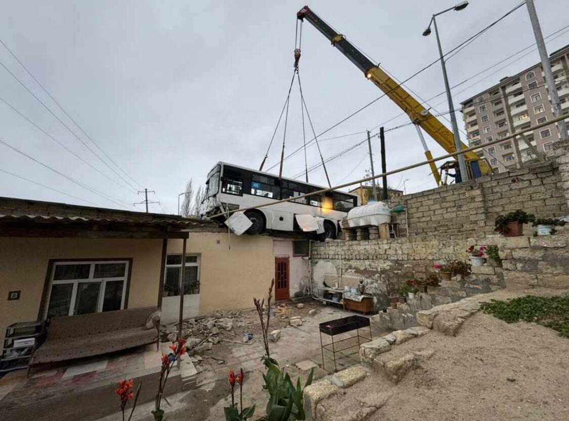 Bakıda avtobus yaşayış evinin üstünə çıxdı - VİDEO