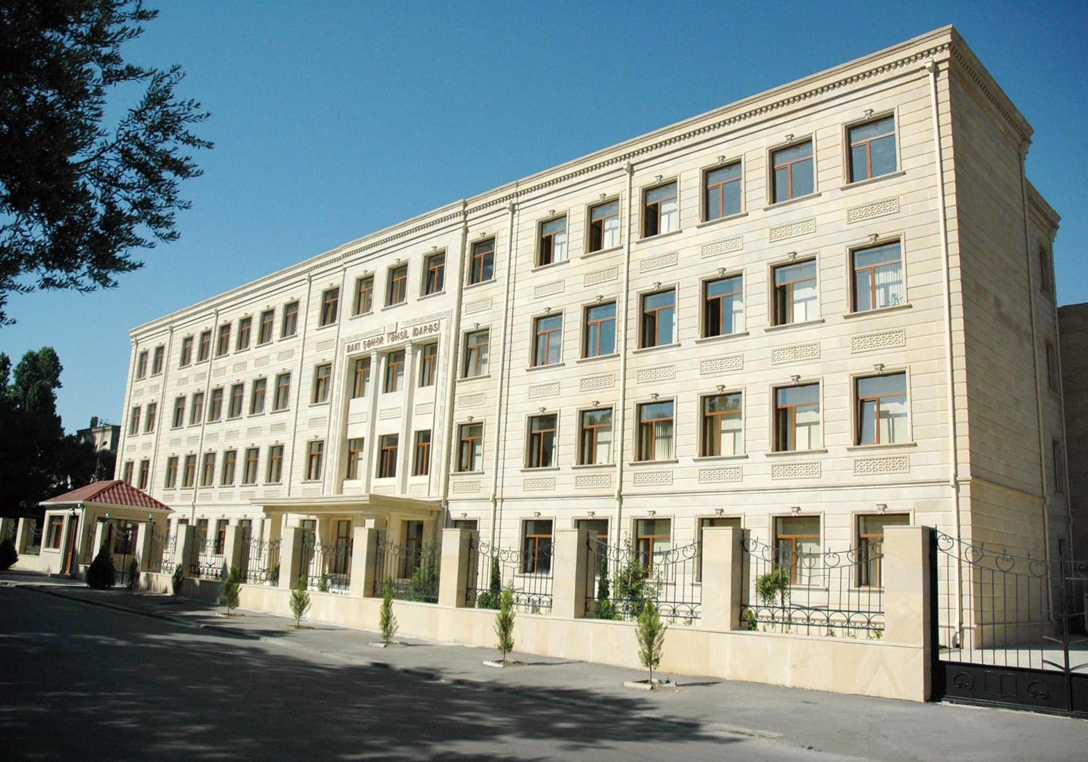 Külək məktəblərdə ciddi problem yaratmayıb - Təhsil İdarəsi