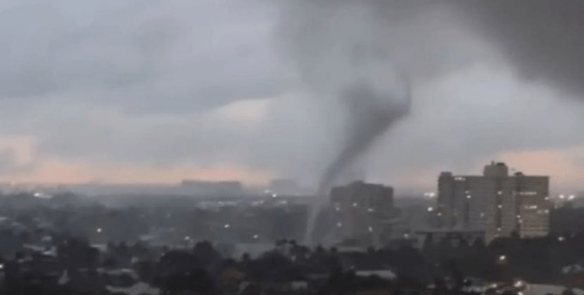 Güclü tornado tələfatlara səbəb oldu - On minlərlə insan işıqsız qaldı 