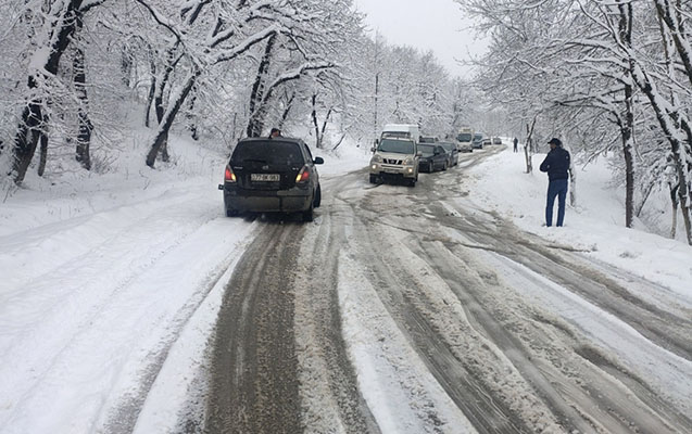 Şamaxı-İsmayıllı yolu bağlıdır - 200-dən çox avtomobil yolda qaldı