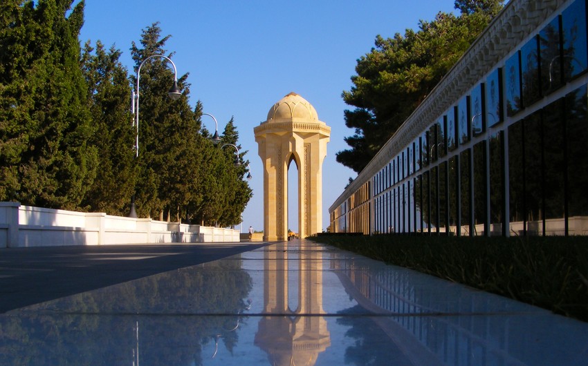 MN-in şəxsi heyəti Şəhidlər xiyabanını ziyarət etdi