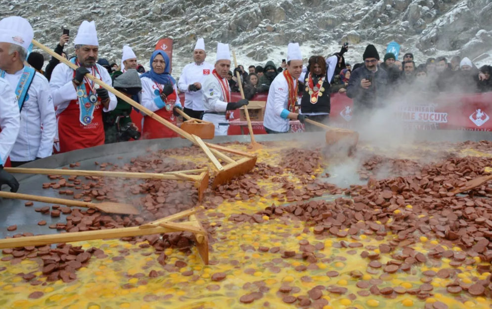 Türklərin sosisli yumurtası rekordlar kitabına düşdü - FOTOLAR