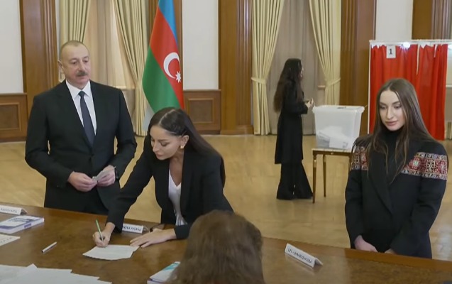 Prezident və ailə üzvləri Xankəndidə SƏS VERDİLƏR