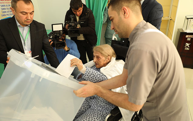 102 yaşlı Fatma Səttarova səs verdi - FOTO