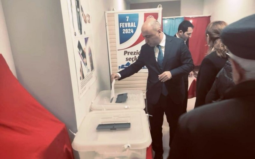Emin Əmrullayev səs verdi - FOTO