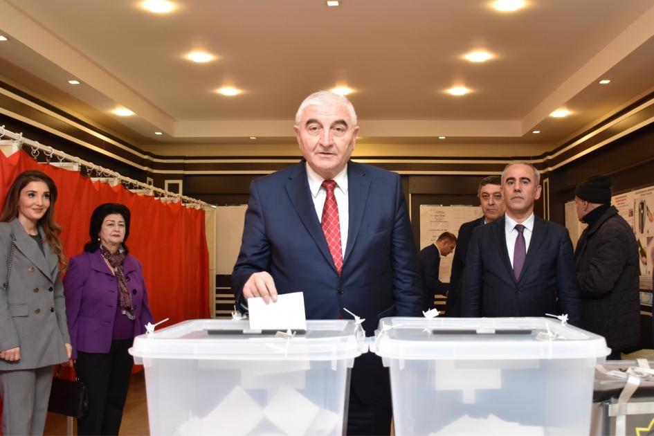 Məzahir Pənahov səsvermədə iştirak etdi - FOTO