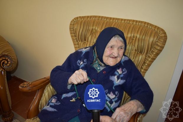 100 yaşlı Fatma nənə: “Azərbaycanı xoşbəxt gələcəyə aparacaq insana səs verdim” - FOTO
