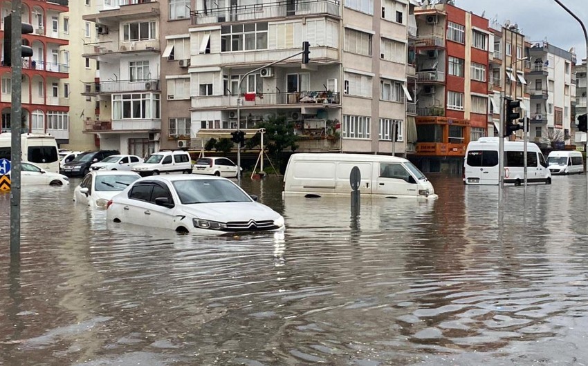 Antalyada sel: 1 nəfər öldü, məktəblərdə tətil ELAN EDİLDİ - FOTO