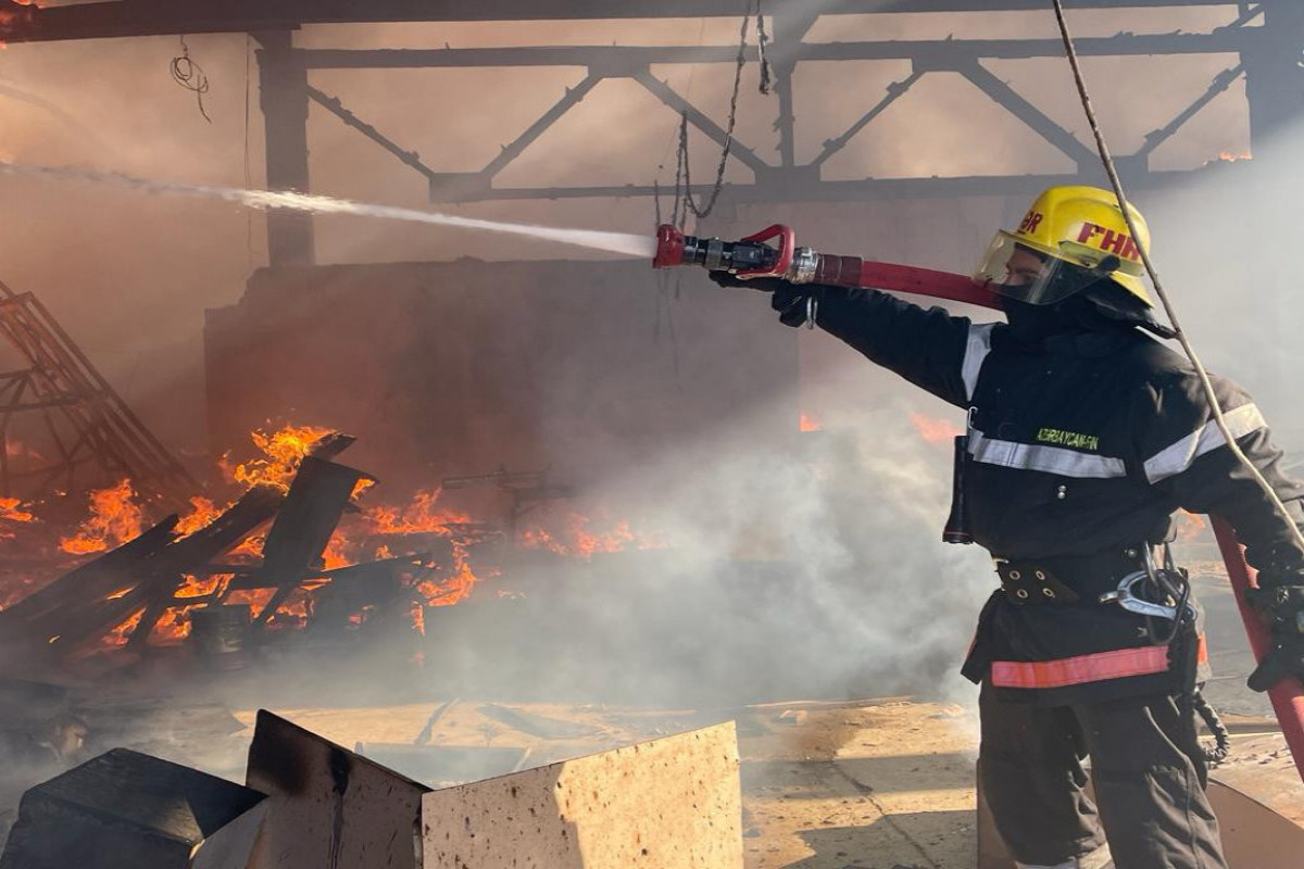 Bakıxanov qəsəbəsində 2 mərtəbəli obyektdə YANĞIN OLDU