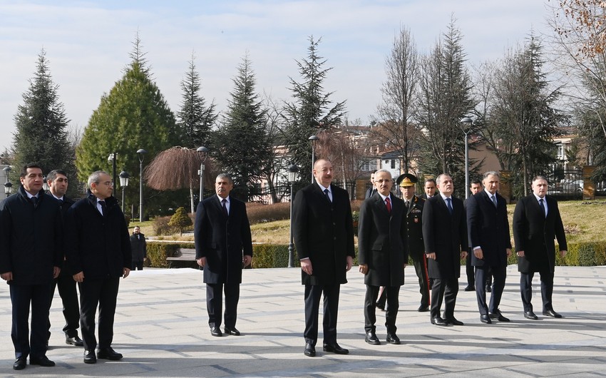 Prezident Ankarada Heydər Əliyevin abidəsini ziyarət etdi - FOTO - YENİLƏNDİ