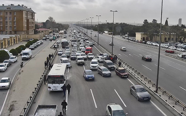 Aeroport yolunda “Prius” avtobusa ÇIRPILDI - FOTO